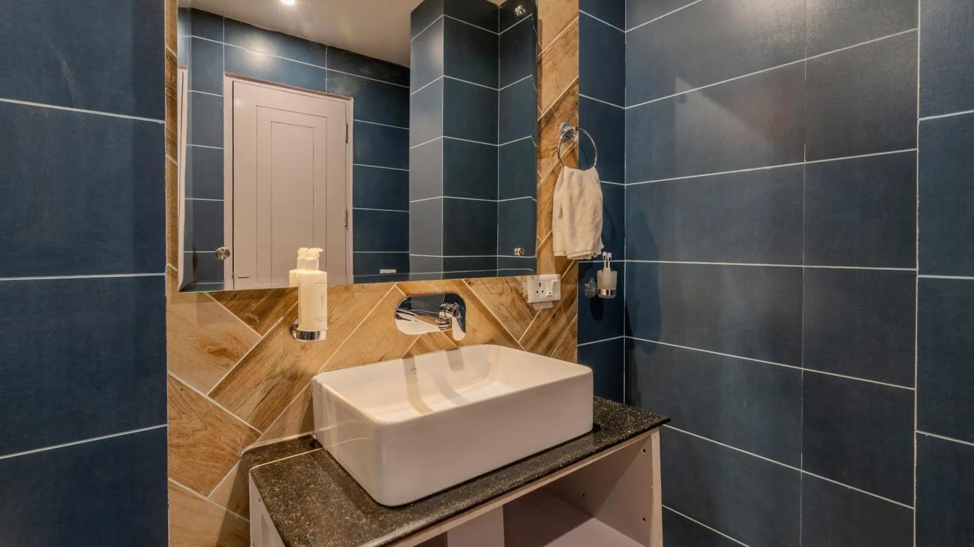 Saffronstays Alpine Blue-6 Bhk Villa With Private Deck And Valley Views From Each Room Shimla